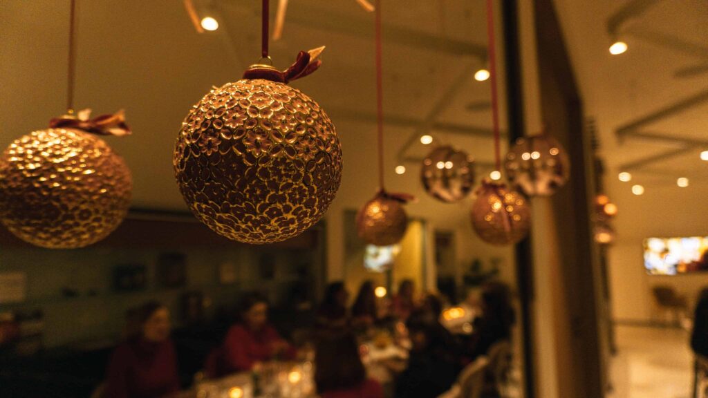 Allestimenti natalizi per cena aziendale di Natale presso Spazio IlluMi, location per eventi esclusivi a Milano Duomo.