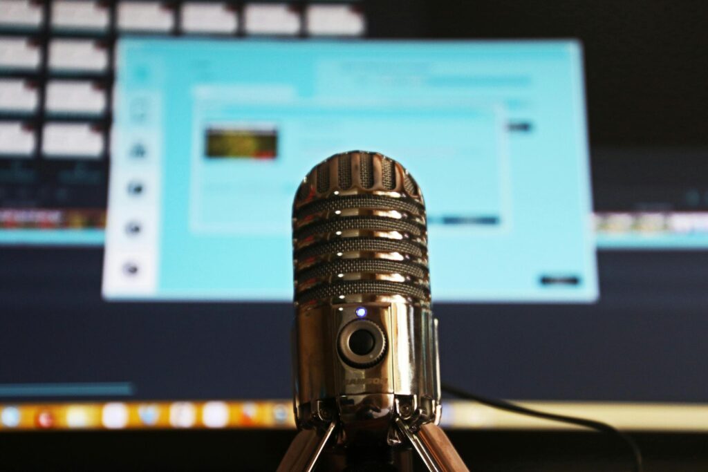 Attrezzatura e microfono per girare podcast, spazio IlluMi Milano