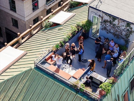 Rooftop di Spazio Illumi allestito per cocktail evento aziendale